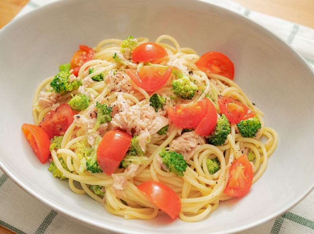 Sauteed pasta with vegetables and canned tuna
