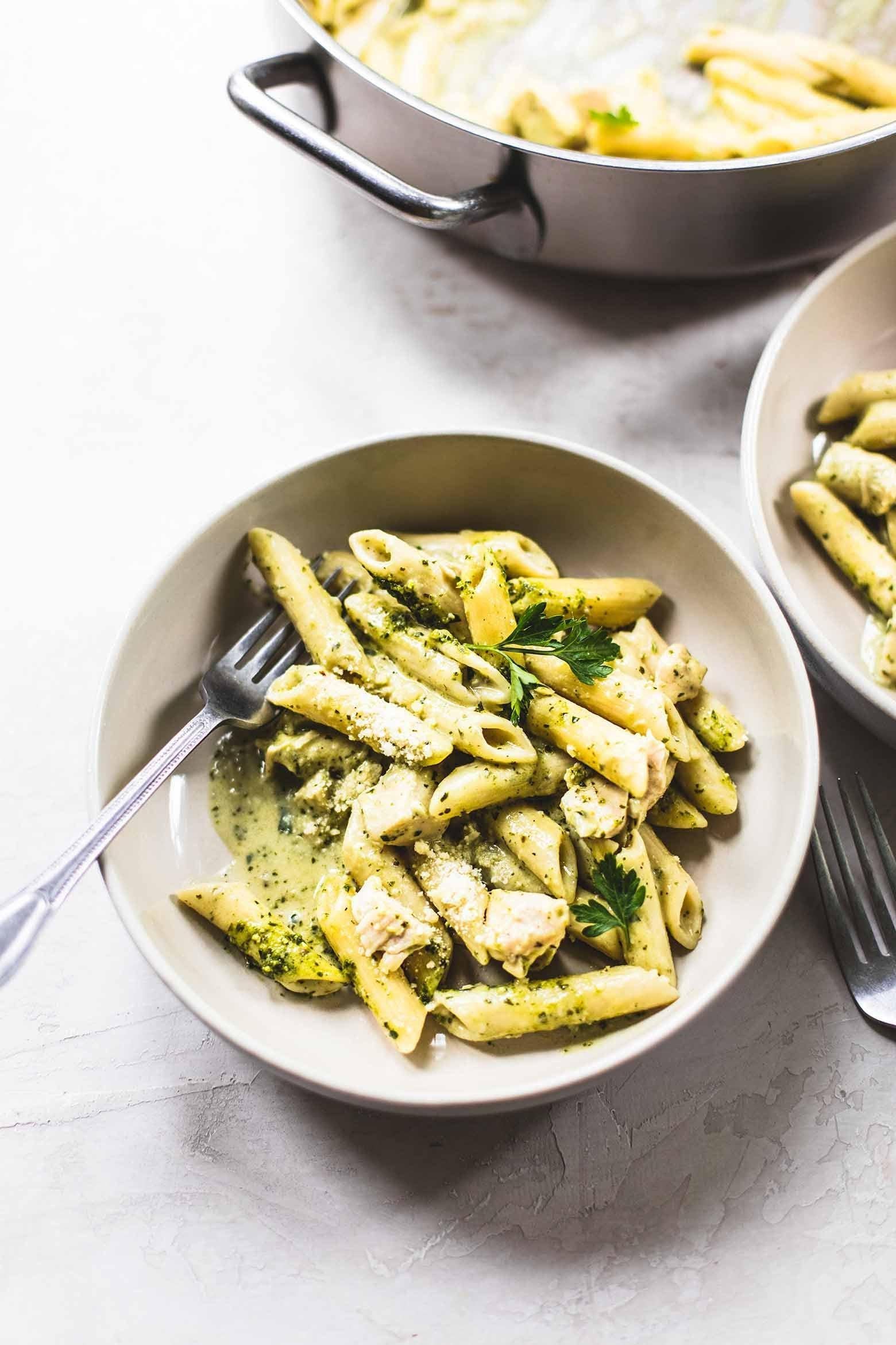 CREAMY PESTO CHICKEN PASTA RECIPE-min