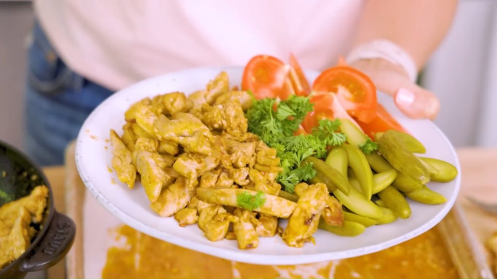 HOW DO YOU MAKE CHICKEN SHAWARMA