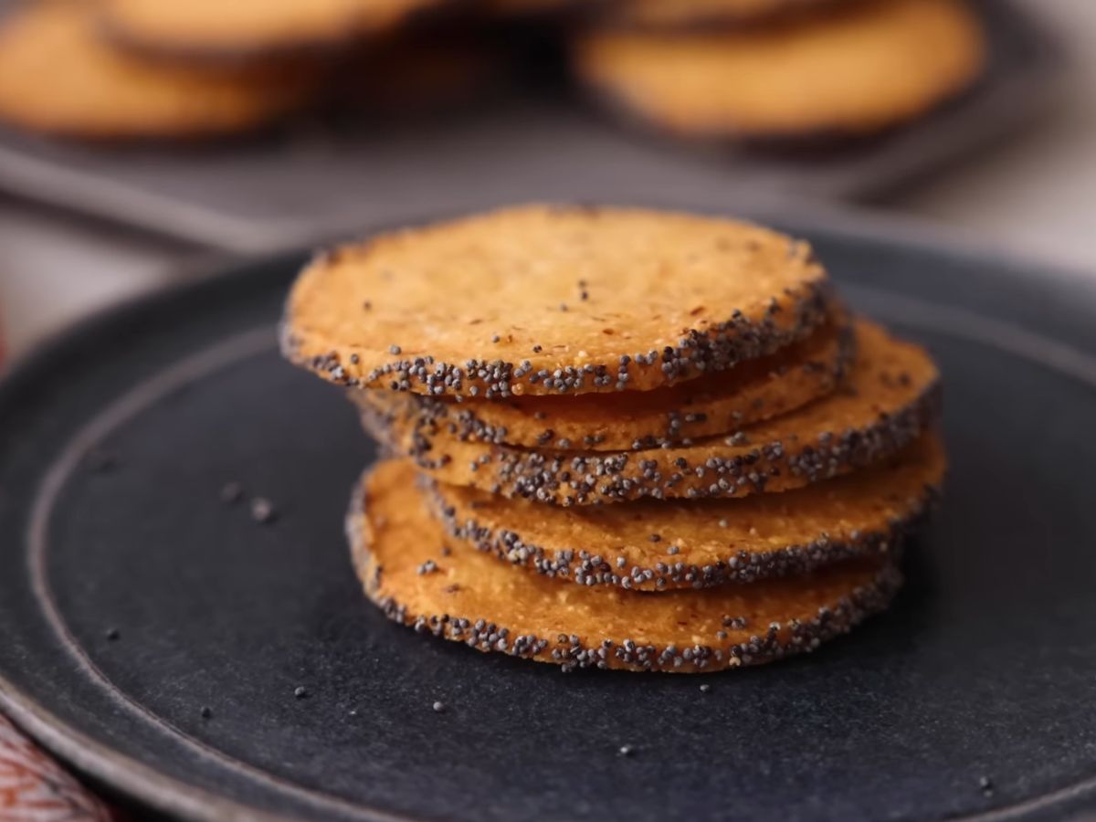 Smoked Almond Cheddar Wafers